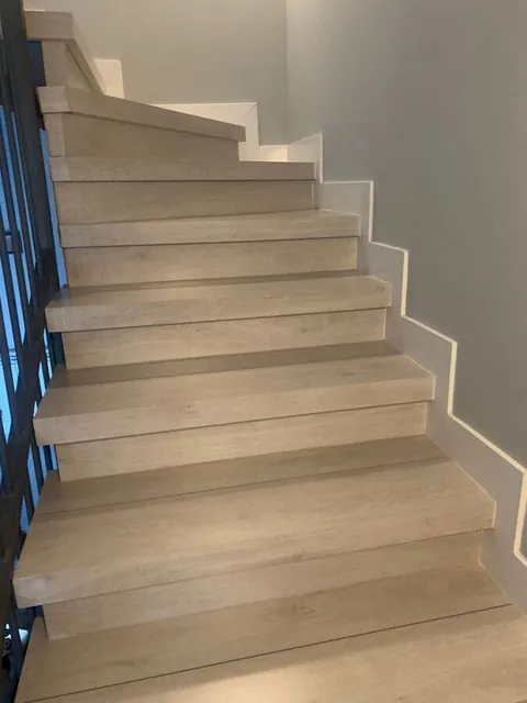 Escalera revestida de madera