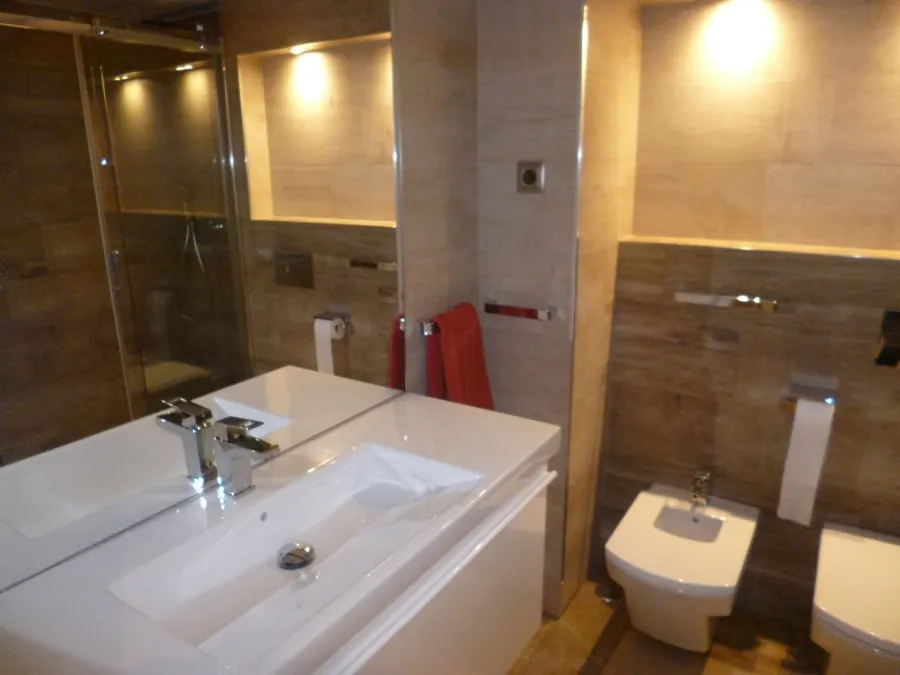 Baño con revestimiento efecto madera