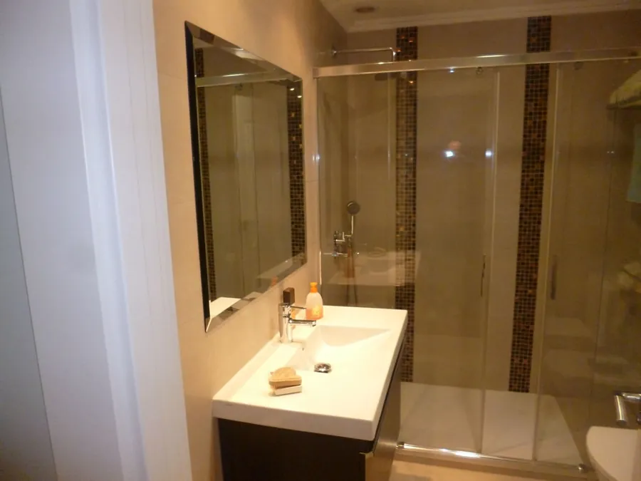 Baño con mampara de vidrio