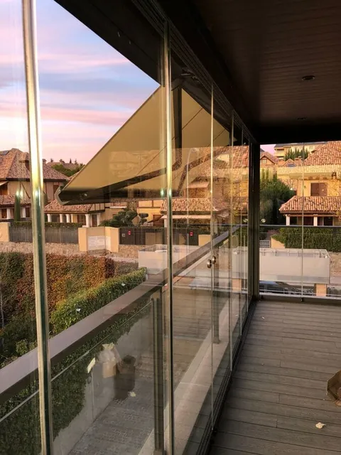 Terraza con cerramiento de vidrio