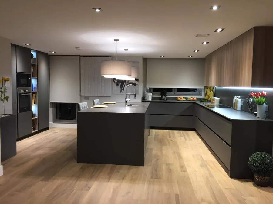 Cocina en gris antracita con isla