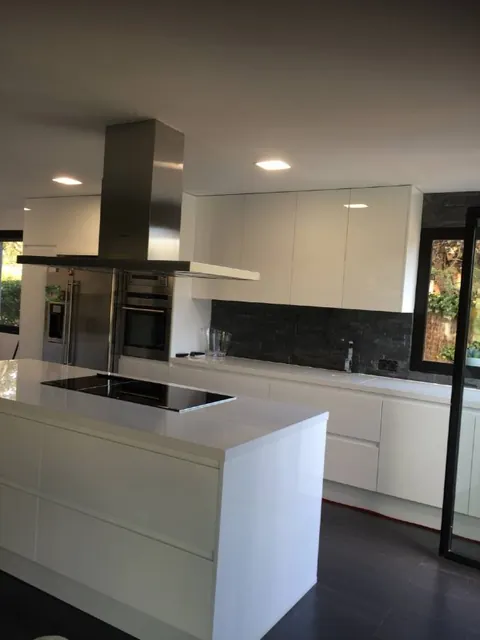 Cocina con isla central reformada