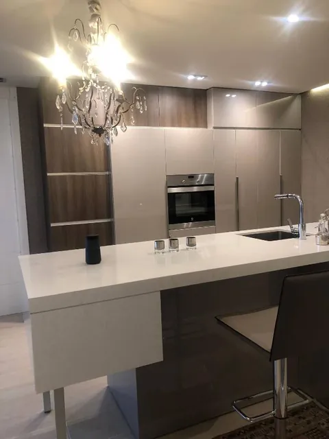 Cocina con península y lámpara de cristal