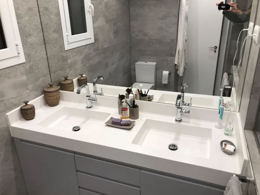 Baño con lavabo doble y espejo