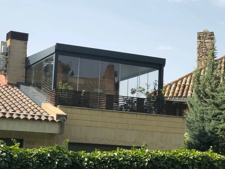 Cerramiento de terraza y pérgola en una vivienda unifamiliar