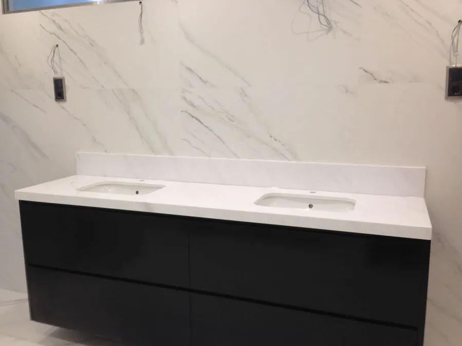 Mueble de baño doble con encimera de mármol