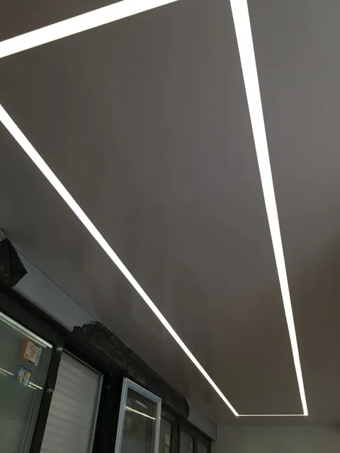 Falso techo con iluminación lineal integrada